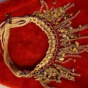 A light NECKLACE UNDER the NECK for every day. TWO PAIRS OF EARRINGS